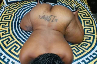 Sexy Queen looking to have fun with mature gentlemen - Image 1